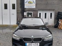 Svart Begagnad 2015 BMW 320 Sport Line Sedan | 115 900 kr (Marknadspris)