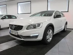 Vit Begagnad 2015 Volvo V60 CC Momentum Kombi | 144 500 kr (Lite dyr)