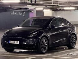 Svart Begagnad 2023 Tesla Model Y Standard Range SUV | 365 000 kr (Marknadspris)