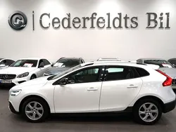 Vit Begagnad 2019 Volvo V40 CC Momentum Kombi | 139 900 kr (Marknadspris)