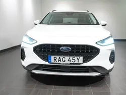 Vit (chrome blue) Begagnad 2022 Ford Focus Active Halvkombi | 229 900 kr (Marknadspris)