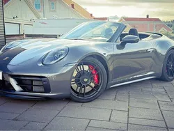 Begagnad 2023 Porsche 911 Carrera 4 GTS Cab | 1 829 000 kr (Marknadspris)