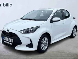 Vit Begagnad 2023 Toyota Yaris Hybrid Halvkombi | 219 900 kr (Marknadspris)