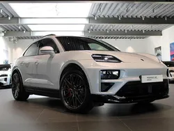 Ljusgrå Begagnad 2024 Porsche Macan Turbo SUV | 1 295 000 kr (Superpris)