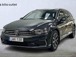 Grå Begagnad 2023 VW Passat GTE Kombi | 339 900 kr