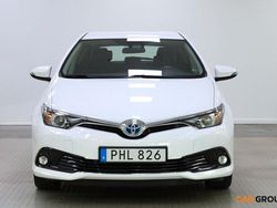 Vit Begagnad 2017 Toyota Auris Hybrid Active Halvkombi | 179 900 kr (Marknadspris)