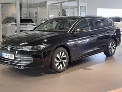 Svart (grenadilla black metallic) Begagnad 2024 VW Passat Business Kombi | 379 900 kr (Lite dyr)