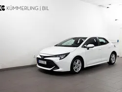 Vit Begagnad 2020 Toyota Corolla Hybrid Active Halvkombi | 159 900 kr (Marknadspris)