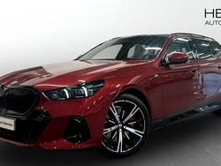 Röd (red) Begagnad 2025 BMW 530e Shadowline Kombi | 698 700 kr (Marknadspris)