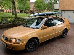 Guld Begagnad 2001 Toyota Corolla Halvkombi | 14 000 kr (Lite dyr)