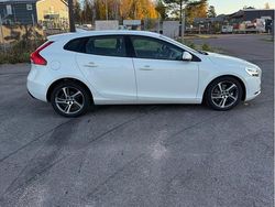 Vit Begagnad 2017 Volvo V40 Momentum Kombi | 139 000 kr (Marknadspris)