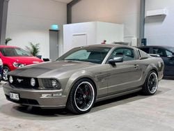 Mörkgrå (grå) Begagnad 2005 Ford Mustang GT Sportkupé | 219 900 kr (Dyr)