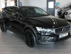 Svart Begagnad 2019 Volvo V60 CC Kombi | 258 500 kr (Marknadspris)