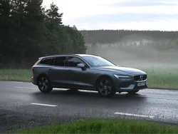 Grå Begagnad 2020 Volvo V60 Kombi | 280 000 kr (Marknadspris)