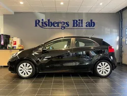 Svart Begagnad 2014 Kia Rio Halvkombi | 74 900 kr (Marknadspris)
