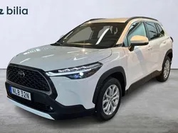 Vit Begagnad 2025 Toyota Corolla Cross Style SUV | 389 900 kr (Marknadspris)