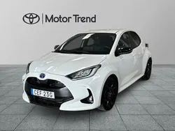 Vit Begagnad 2022 Toyota Yaris Hybrid Style Halvkombi | 229 900 kr (Marknadspris)
