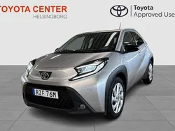 Silver Begagnad 2023 Toyota Aygo Play Halvkombi | 189 900 kr (Marknadspris)
