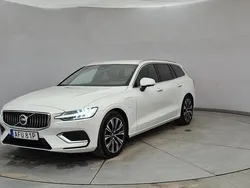 Vit Begagnad 2023 Volvo V60 Core Kombi | 428 900 kr (Marknadspris)