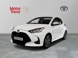 Pure white (040) Begagnad 2023 Toyota Yaris Hybrid Active Halvkombi | 244 900 kr (Marknadspris)