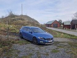 Blå Begagnad 2016 Volvo V60 Summum Kombi | 180 000 kr (Dyr)