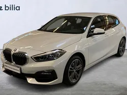 Vit Begagnad 2020 BMW 118 Sport Line Halvkombi | 204 900 kr (Marknadspris)