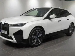 Vit Begagnad 2023 BMW iX Comfort Edition SUV | 629 500 kr (Marknadspris)