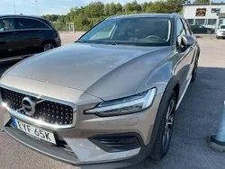 Grå (pebble grey metallic) Begagnad 2022 Volvo V60 CC Kombi | 345 000 kr (Marknadspris)
