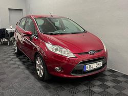 Röd Begagnad 2010 Ford Fiesta Titanium Halvkombi | 41 500 kr (Marknadspris)