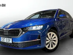 Blå (race blue metallic) Ny 2025 Skoda Octavia Selection Kombi | 370 900 kr (Marknadspris)