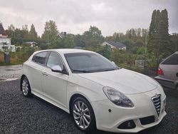 Vit Begagnad 2013 Alfa Romeo Giulietta Halvkombi | 60 000 kr