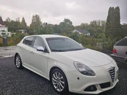 Vit Begagnad 2013 Alfa Romeo Giulietta Halvkombi | 75 000 kr (Superpris)