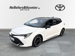 Vit Begagnad 2022 Toyota Corolla Hybrid Play Halvkombi | 269 500 kr (Marknadspris)