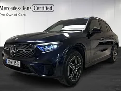 Mörkblå (blå) Begagnad 2023 Mercedes GLC300e AMG SUV | 689 700 kr (Marknadspris)