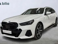 Vit Begagnad 2025 BMW 530e M Sport Kombi | 699 900 kr (Marknadspris)