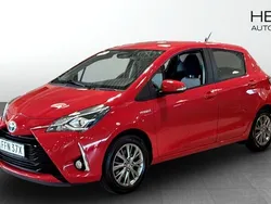 Röd (red) Begagnad 2019 Toyota Yaris Hybrid Halvkombi | 169 900 kr (Marknadspris)