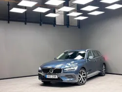 Mörkblå (blå) Begagnad 2020 Volvo V60 Kombi | 319 900 kr (Marknadspris)