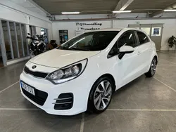 Vit Begagnad 2015 Kia Rio Halvkombi | 84 900 kr (Marknadspris)