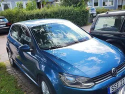 Blå Begagnad 2016 VW Polo Halvkombi | 80 000 kr (Marknadspris)