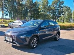 Grå Begagnad 2023 Hyundai Bayon Essential SUV | 209 900 kr (Marknadspris)