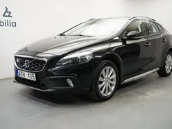 Svart Begagnad 2013 Volvo V40 CC Summum Kombi | 139 900 kr (Marknadspris)