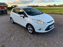 Vit Begagnad 2011 Ford Fiesta Titanium Halvkombi | 36 000 kr (Marknadspris)