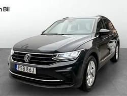 Grå Begagnad 2022 VW Tiguan Life SUV | 269 900 kr (Marknadspris)