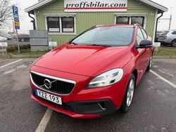 Röd Begagnad 2018 Volvo V40 CC Momentum Kombi | 194 900 kr (Marknadspris)