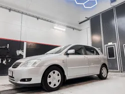 Silver Begagnad 2004 Toyota Corolla Halvkombi | 44 900 kr (Marknadspris)