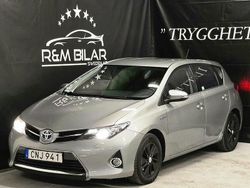 Ljusgrå Begagnad 2014 Toyota Auris Hybrid Halvkombi | 129 800 kr (Marknadspris)