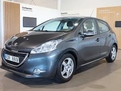 Mörkgrå (grå) Begagnad 2013 Peugeot 208 Halvkombi | 59 900 kr (Marknadspris)