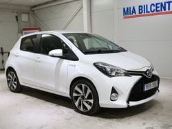 Vit Begagnad 2015 Toyota Yaris Hybrid Active Halvkombi | 95 000 kr (Marknadspris)