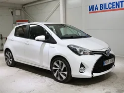 Vit Begagnad 2015 Toyota Yaris Hybrid Active Halvkombi | 95 000 kr