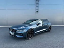 Mörkblå Begagnad 2018 Volvo V60 R-Design Kombi | 329 000 kr (Dyr)